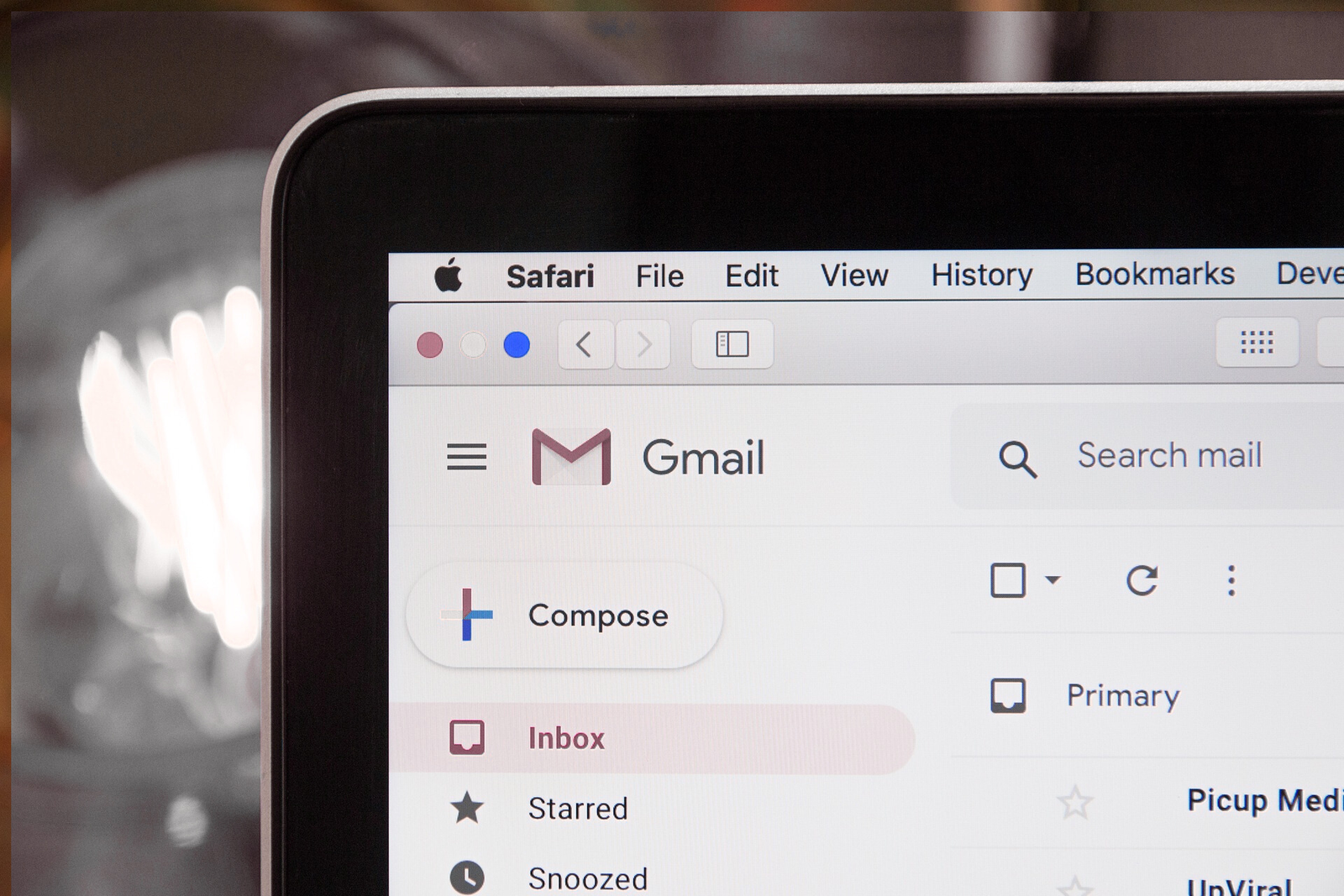 Hombre señalando con el dedo